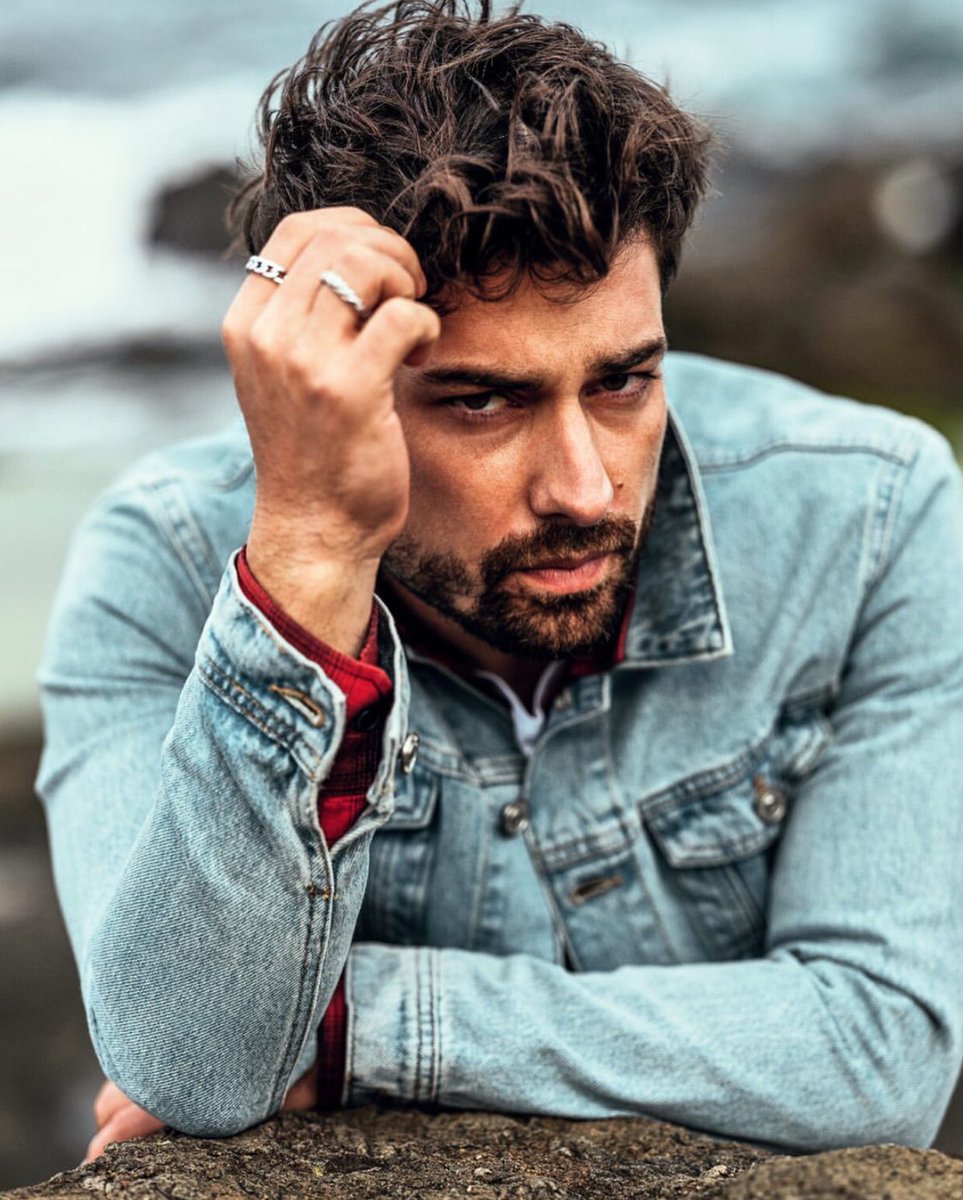 CastleVivita's tweet photo. New Alp's IGpost 🧔📷🌡🔥 That glance melts me!!! 👀💓😍 #AlpNavruz #badboystyle
#overthinking https://t.co/efvs0gB1v0