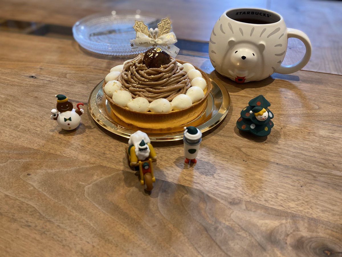 _ASUKA02_'s tweet photo. クリスマスは今年もやってくるー🎄

モンブランチーズケーキおいち🎂

コーヒーサンタとハリコに、フォークもや、、、スタバに囲まれて

アスカたん幸せ❤️

明日もサンタコスします♫
#コーヒーサンタ
#CoffeeSanta 
#スタバ
#チーズケーキ
#モンブラン
#モロゾフ
#クリスマスイブ https://t.co/af9RjS8YPJ