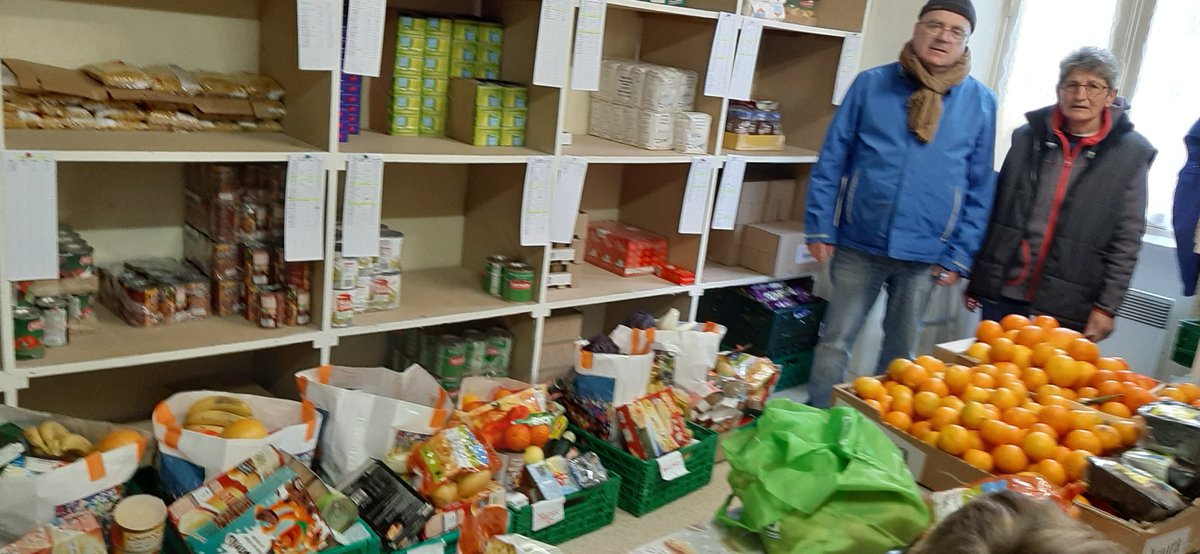 SPFaigueperse's tweet photo. Distribution des #colisDeNoël. Joyeuses fêtes de fin d'année à toutes et tous ! #Secourspopulaire #Aigueperse #solidarité #Noël https://t.co/fTqUuoADcQ