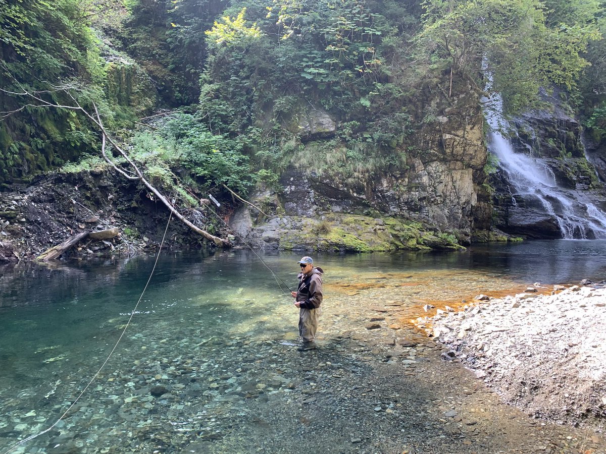 WetflyFish's tweet photo. Merry Christmas Eve to all the adventurers and explorers out there ⛰ Who else is already thinking about fishing trips for 2020?! #wetflyfish https://t.co/WjNpR6vM5l