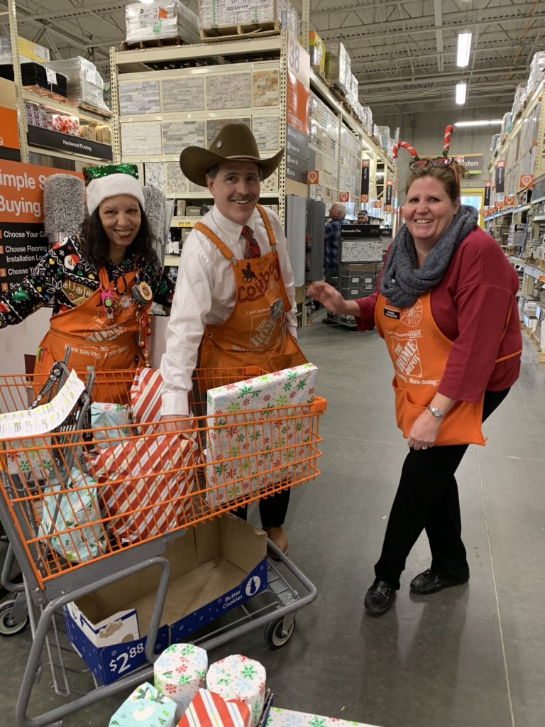 JessieWhiteman2's tweet image. Spreading Holiday Cheer at 4121 with Bernie and Donna!