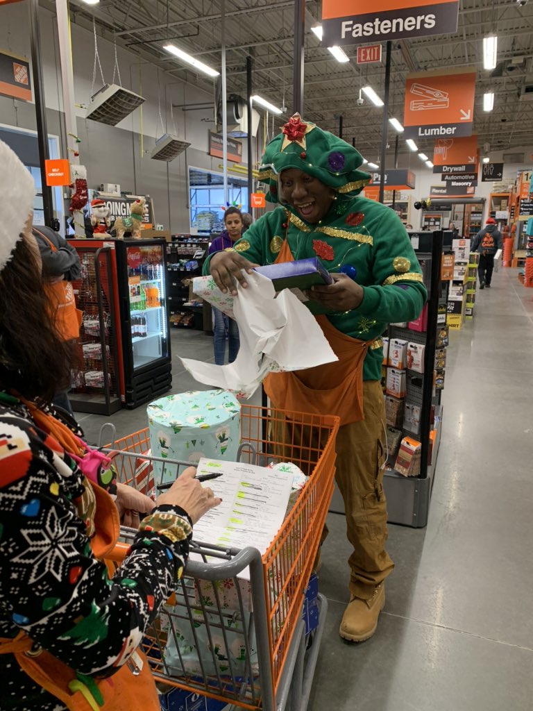 JessieWhiteman2's tweet image. Spreading Holiday Cheer at 4121 with Bernie and Donna!