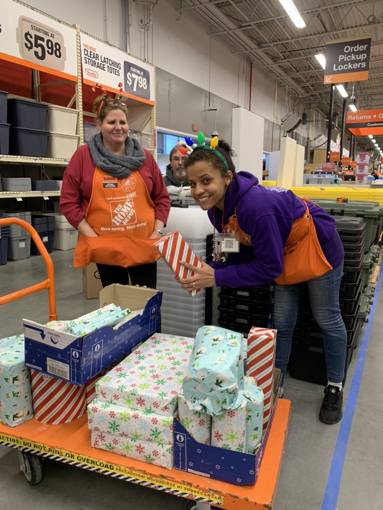 Spreading Holiday Cheer at 4121 with Bernie and Donna!