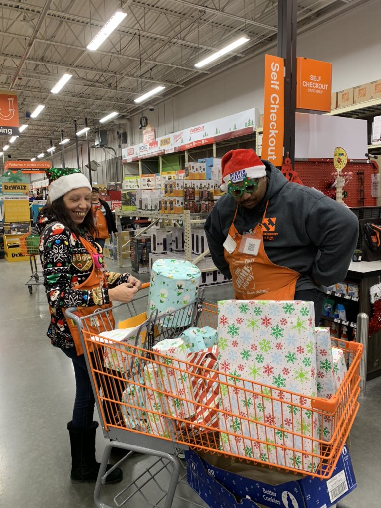 JessieWhiteman2's tweet image. Spreading Holiday Cheer at 4121 with Bernie and Donna!