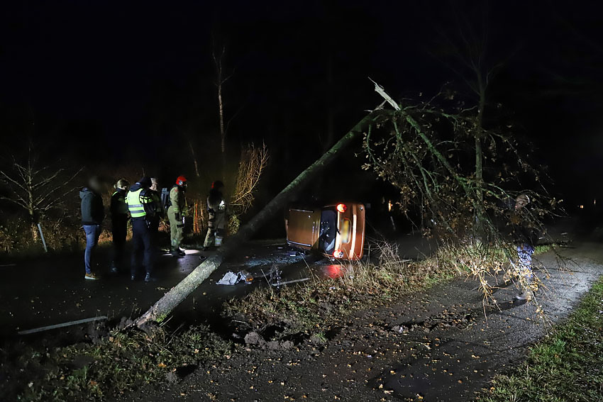 Auto gekanteld na aanrijding met boom..