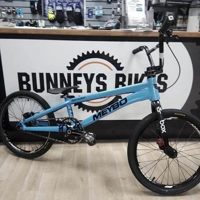 BunneysBikes's tweet photo. Meybo UK Team Rider Izzy Hurry new ride for 2020 Build by Bunneys Bikes painted by our friends at The Powder Shack Blig Blue Pearl Sparkle 
#meybouk #thepowdershack #bunneysbikes https://t.co/SfgNkYaSqz https://t.co/Tqb4eWYNON