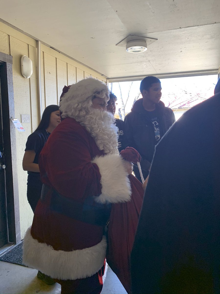 JodonChoir's tweet photo. Spent the first Saturday of winter break with some awesome 8th grade students. We delivered gifts with @ElfLouiseSA and caroled. Great way to spend a Saturday and get into the holiday spirit. Thank you @b_valdez17 and @FolksMSTheatre for coming along! @NISDFolks @NISD_FineArts https://t.co/v7FhgrOWAB