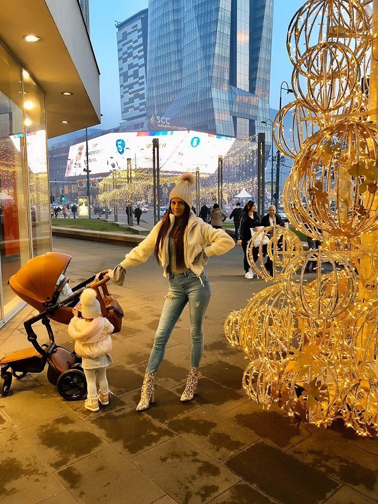 mimakidsusa's tweet photo. ๐Beautiful Holiday photo from @aidamrguda
Shop Xari: https://t.co/9vfMZfXUwE
#mimausa #mimamom #mimakids #mimaroundtheworld #beststroller #mimaxari #babystroller #stylishmom https://t.co/PsXCTjmyjN