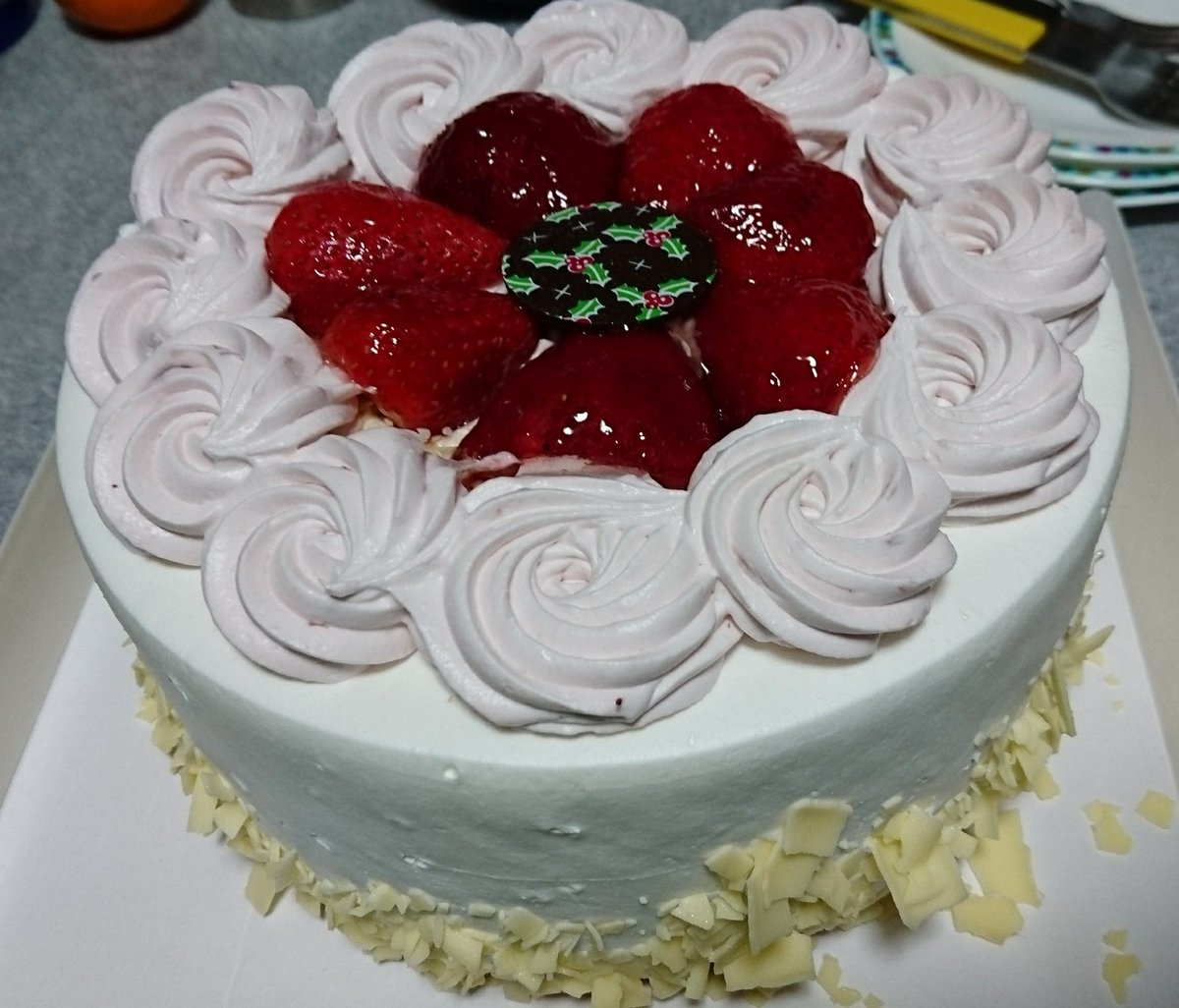 Sennba 昨夜食べたケーキ コストコさんの販売員さんの呼び込みによれば 今年のクリスマスケーキはシフォンのケーキ だそうです で 私 試食して直ぐ買いました 柔らかさ 甘さは良かった でもシフォンの空間部に入れたクリームが柔らかすぎたかも