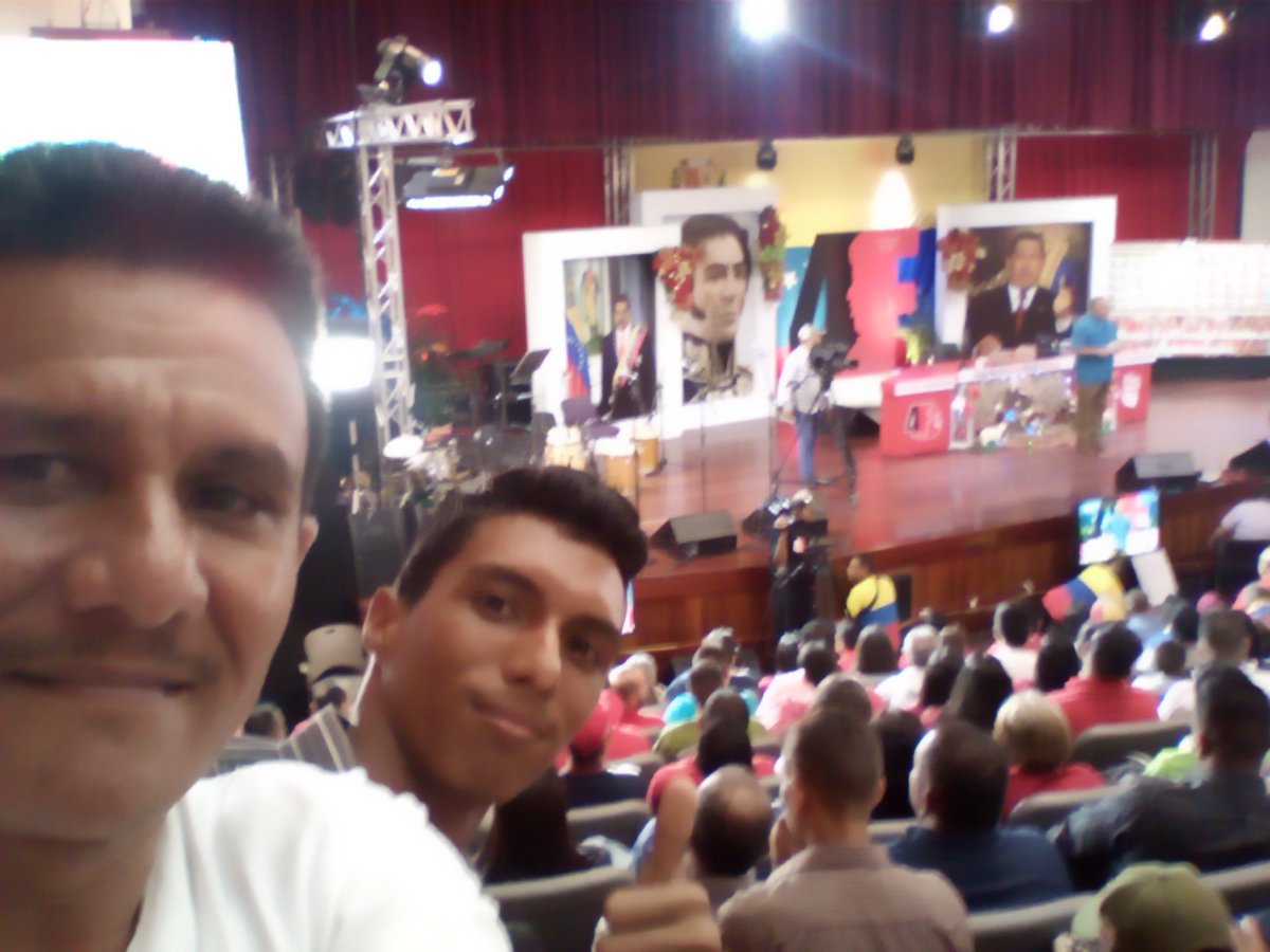 lascocuizasmon's tweet photo. Cada militante, el anhelo de seguir la lucha por la independencia de la Patria y de una vez por todas conquistar la Máxima Felicidad social posible... Uff. 2019 de grandes retos superados #EstamosVenciendo. 
El PSUV con sus UBCH, CLAP, M.S, Juventud Les desea: #FelizChavidad https://t.co/mIbM8wG6sM