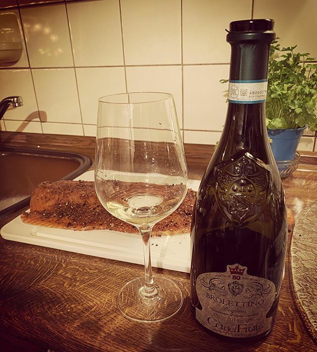 Merry Christmas 
Selfmade  Graved Salamon and 
Cà dei Frati - Lugana 2018 Brolettino
.
.
#salamon #gravlax #lugana #selfmade #instagood #eating #eat #food #instafood #foodporn #foodpic #instalife #instapic #instalife #instacool #bestoftheday #qualitytime… ift.tt/378whf4