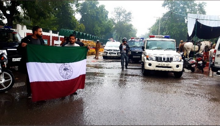 I_Abdullah_sid's tweet photo. "Yeh khamosh mijazi tmhe jeene nhi degi, is daur me jeena hai to kohraam macha do".
Live like a warrior, Fight for the freedom, Die like a legend!!!
#AMUfightback
#amurejectscab
 #amu_nevershuts https://t.co/RUZshn022G
