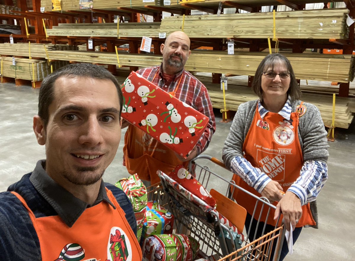 Second Annual Eve before Eve Trivia and gift give away!! @MaeEvaWhite <a href="/sherhinkley/">Cherie Hinkley</a> <a href="/JimSimmonsHD/">Jim Simmons</a> <a href="/mcdaniels_mel/">Mel McDaniels</a>