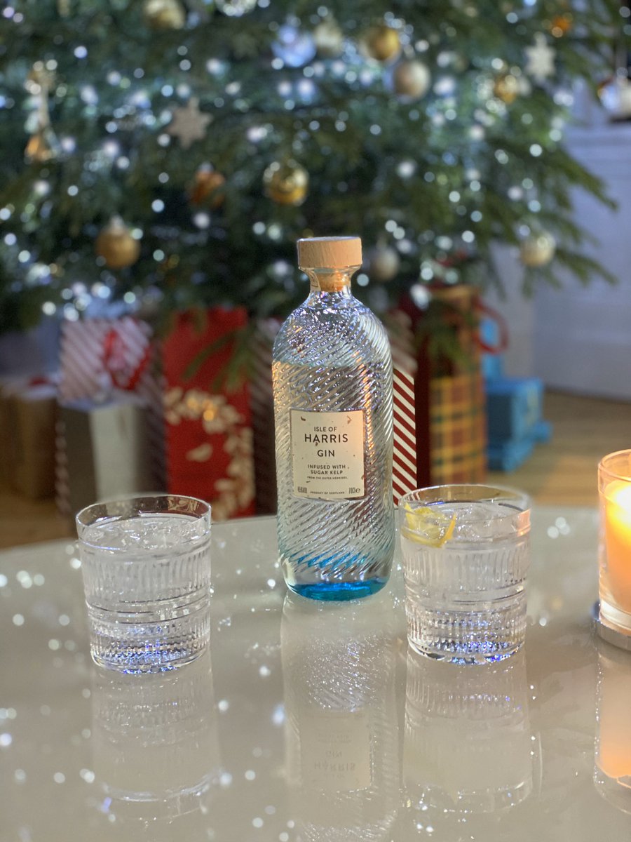 smallestginclub's tweet photo. @smallestginclub #ChristmasEve #aperitif @harrisdistiller #HarrisGin #sugarkelp #juniper #corianderseed #cassiabark #angelica #cubebs #anise #orrisroot Happy Christmas 🎄 🍸 https://t.co/kMIjoZ4e8a