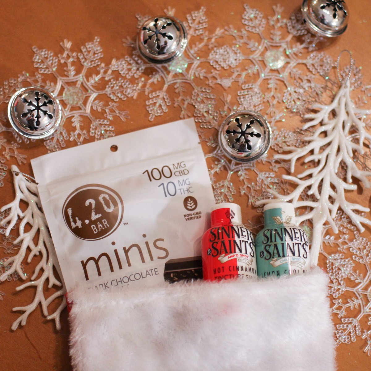 EvergreenHerb's tweet photo. Discreet, distinguished, and delicious 👌 Spread the love this holiday season.
-
#liveforevergreen #420minis #sinnersdoitbetter #danksmas #waedibles #cannabisconsumer #candyfactory #seattlestoner #bestedibles #stockingstuffers #holidaytreats https://t.co/r2mhMG7mcP