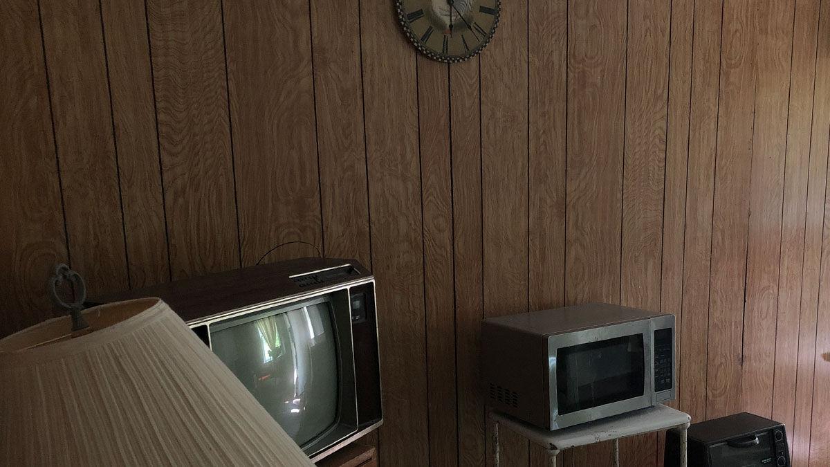 You may have it in your basement: 70s style wood panelling. Find out how to deal with this outdated covering here: bit.ly/2OU02dB