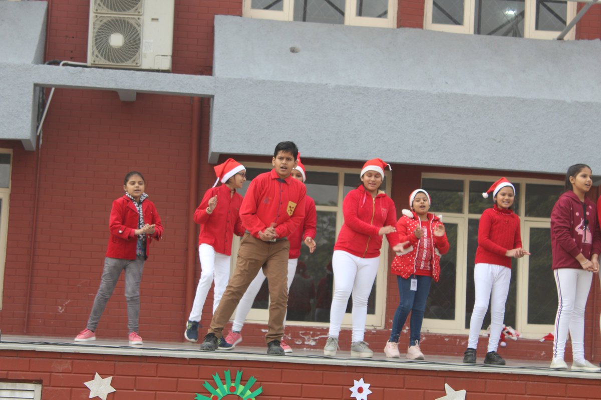 SchoolAjanta's tweet photo. A hearty Christmas celebration marked the day for @Schoolajanta.There was spring in every step as the students attired in variant hues, spreading cheer and gaiety amongst all. Elated Principal,@Vaibhavajanta blessed and wished the students during their special Christmas Assembly. https://t.co/Wc1mrK9IdS