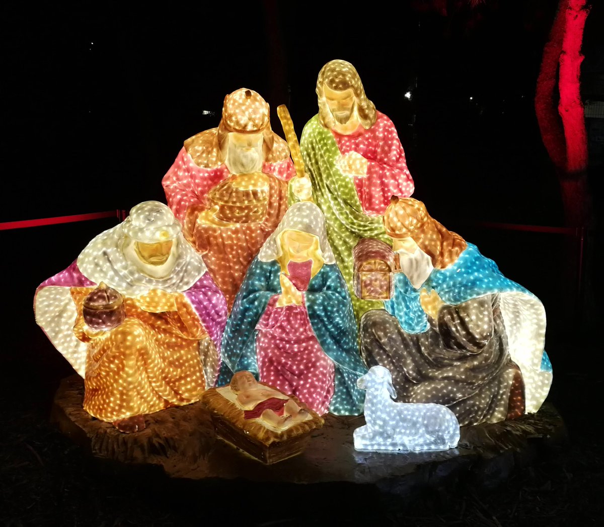 NavidadTorrejon's tweet photo. Desde las Mágicas Navidades de Torrejón te deseamos que pases una feliz noche en compañía de familiares y amigos 😊

👉 Y te recordamos que hoy permanecerá cerrado todo el día. Abrimos de nuevo el 25 de diciembre a las 17:00 horas

#FelizNavidad https://t.co/CVLL4TiFlo