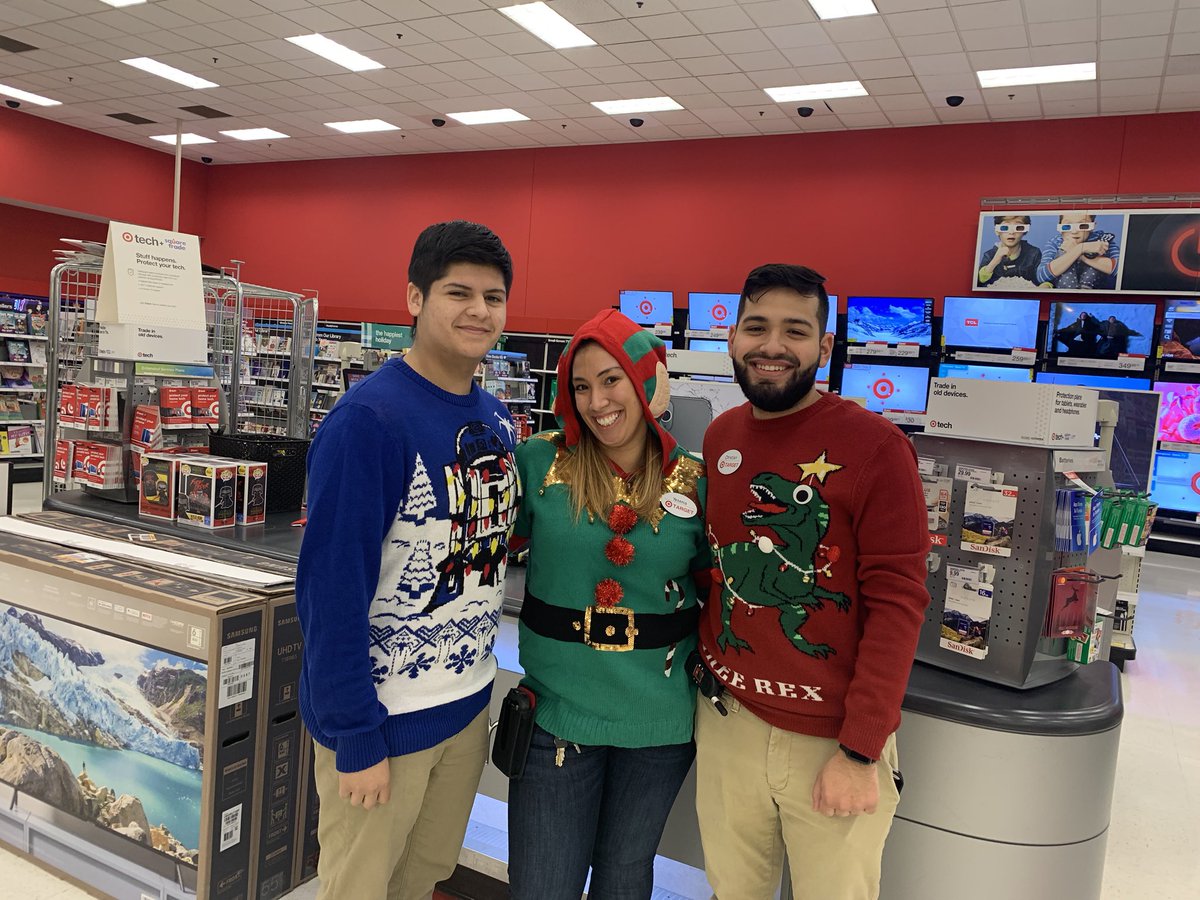 yessy_m's tweet photo. Merry Christmas from the AMAZING 841 team!!! 🎄♥️🎅🏽 @JonByars @AriArlie @A_Leigh_ https://t.co/Uls1Xkljpp