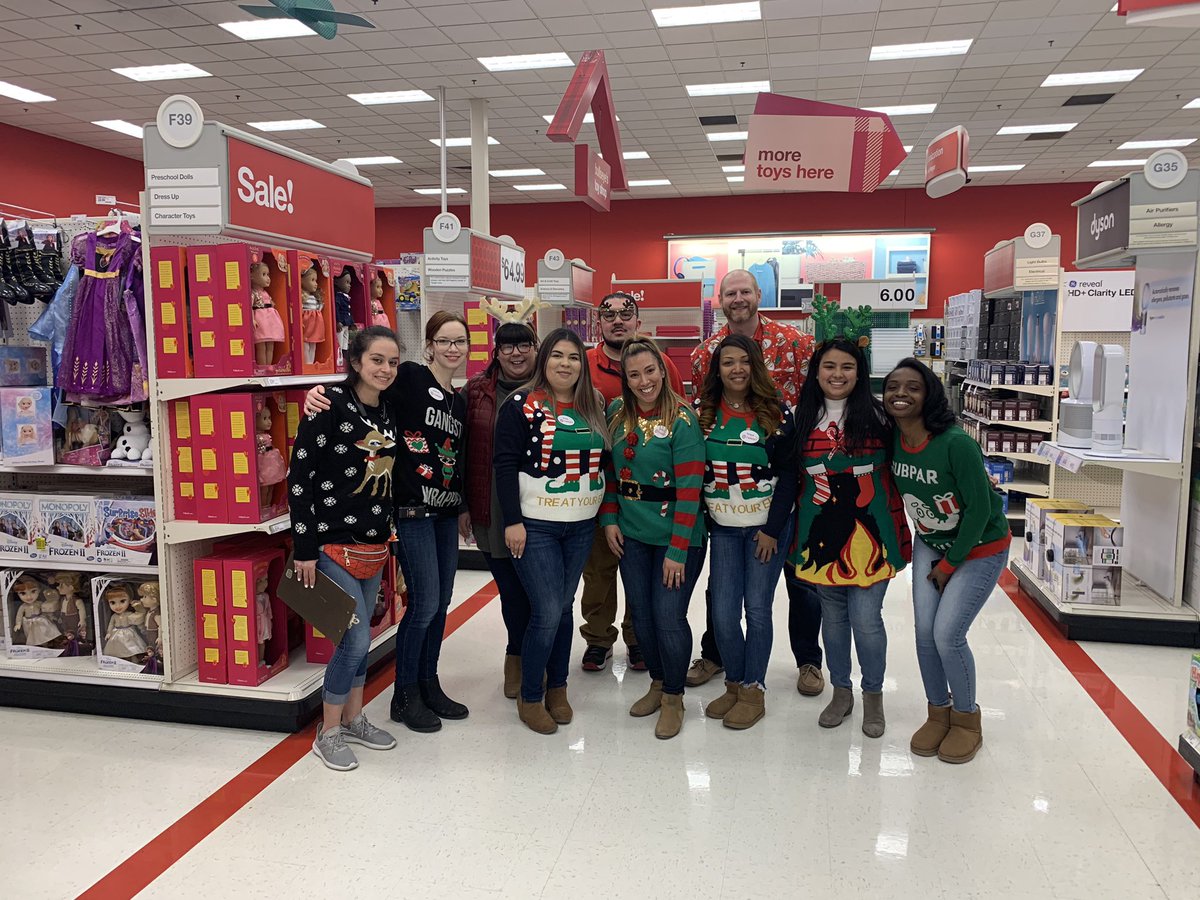 yessy_m's tweet photo. Merry Christmas from the AMAZING 841 team!!! 🎄♥️🎅🏽 @JonByars @AriArlie @A_Leigh_ https://t.co/Uls1Xkljpp