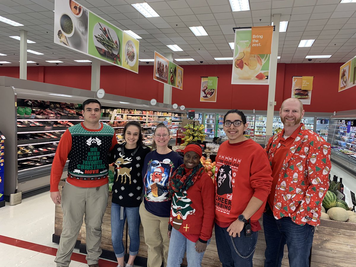 yessy_m's tweet photo. Merry Christmas from the AMAZING 841 team!!! 🎄♥️🎅🏽 @JonByars @AriArlie @A_Leigh_ https://t.co/Uls1Xkljpp