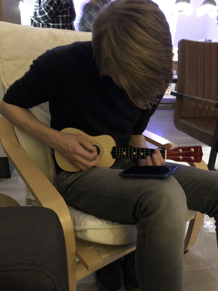 gravinpetra's tweet photo. Mijn klein manneke heeft een ukelele #196cm #grotehanden https://t.co/fOWl82YODM