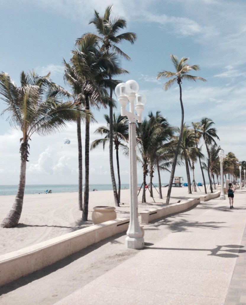 The holidays are looking better than ever in Fort Lauderdale ☀️ When you live at AquaBlu or AquaVue, you'll never be far away from these views!