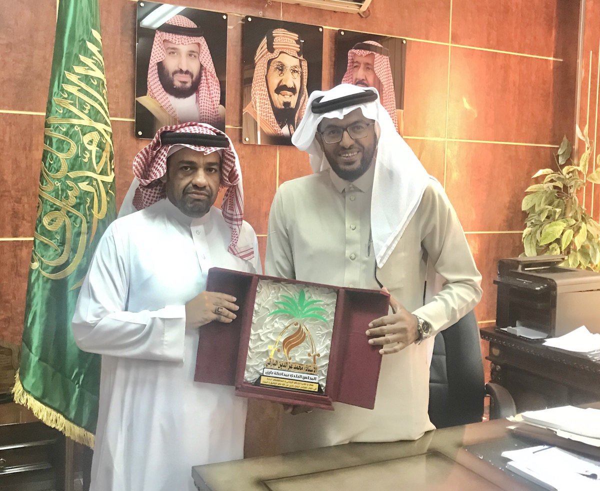 MBldibarq's tweet photo. سعادة رئيس المجلس البلدي الاستاذ محمد ابراهيم البارقي يكرم  مدير الشؤون المالية نظير جهوده المميزة وتعاونه البناء في اعمال المجلس https://t.co/oJbFwLfPEr