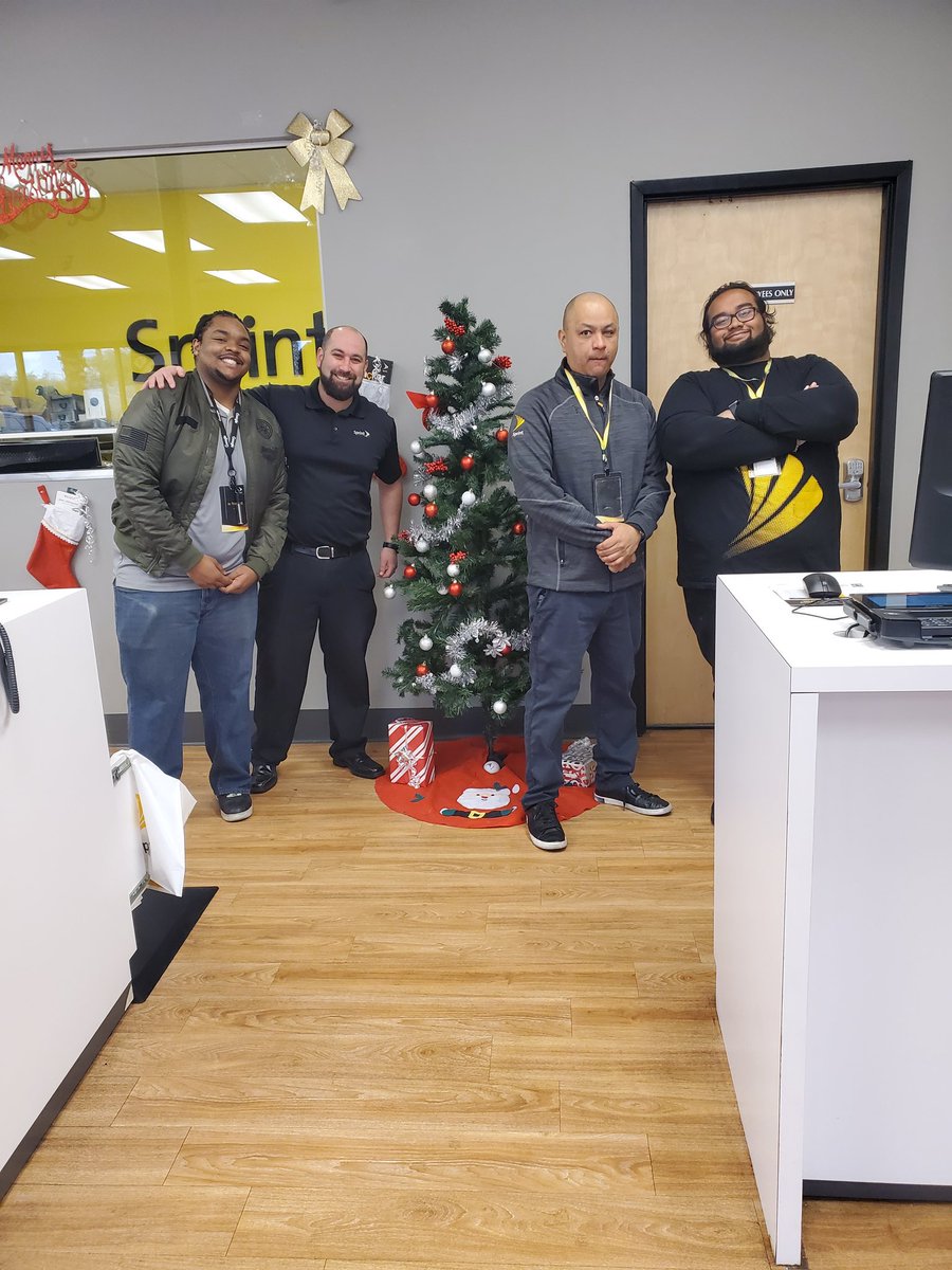 Christmas Crew ready to go at Sprint @Sprintfam @JamesLeeWC <a href="/david_lopez702/">David Lopez</a> #SSSOD
