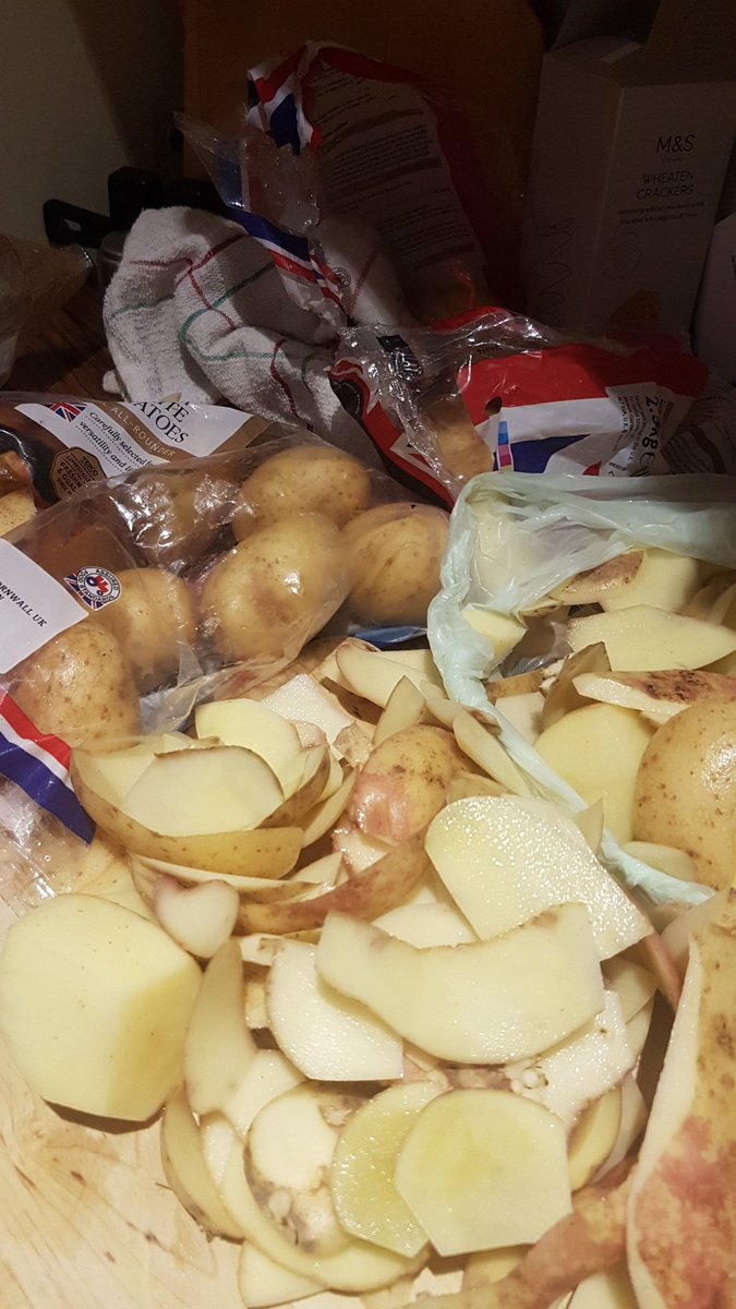 KarenMitchell67's tweet photo. Thank you @Tesco Just started to peel potatoes ready for our Christmas dinner and it's 6.22 shops are shut and every single potatoe that I purchased yesterday are rotten...angry husband, sad wife and totally annoyed family #ruinedchristmas https://t.co/nSeDWpqm1C