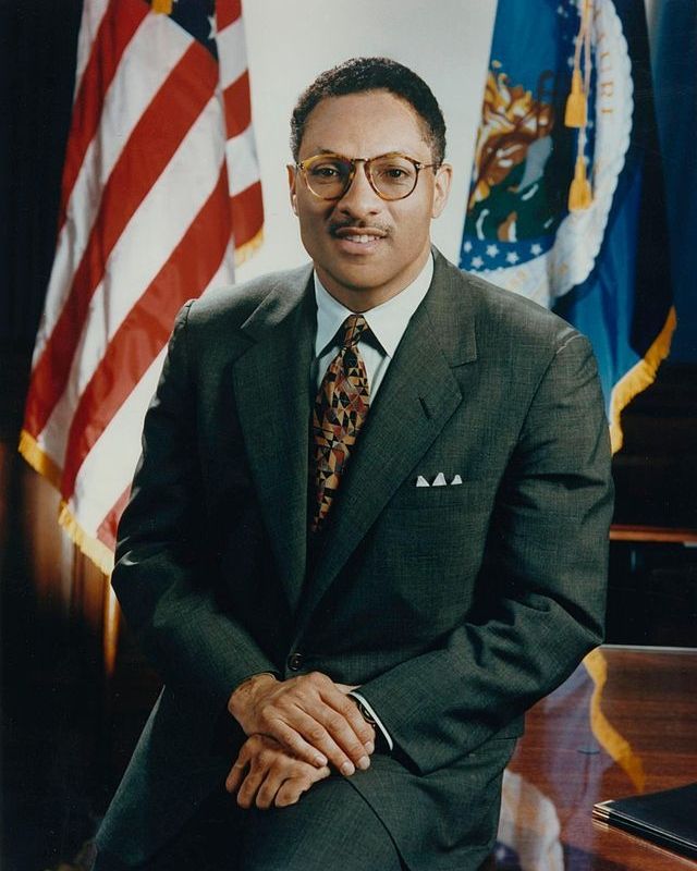 prolificremnant's tweet image. December 24, 1992 Alphonso Michael "Mike" Espy became the first African American appointed as Secretary of Agriculture.

#prolificremnant #enlighten #firstblack #SecAg #yazoo #Mississippi