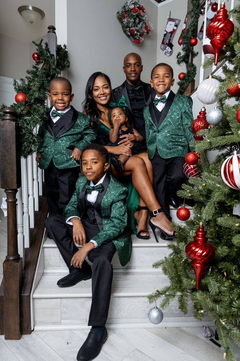 joshmaclin's tweet photo. Christmas shoot for my bro and sis! Such a beautiful family! #ChristmasWithBlackFamilies https://t.co/hkjlrSNbSg