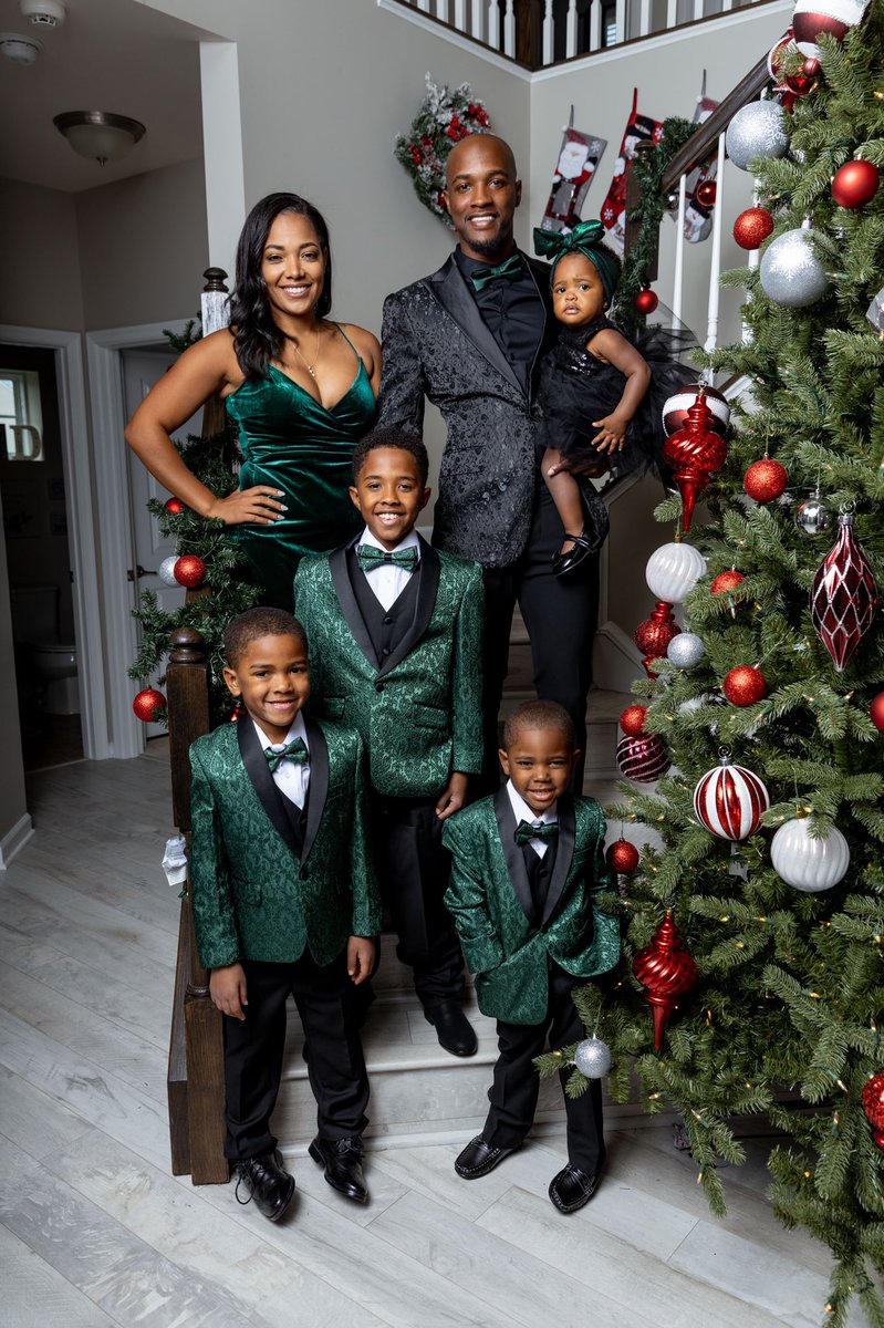 joshmaclin's tweet photo. Christmas shoot for my bro and sis! Such a beautiful family! #ChristmasWithBlackFamilies https://t.co/hkjlrSNbSg