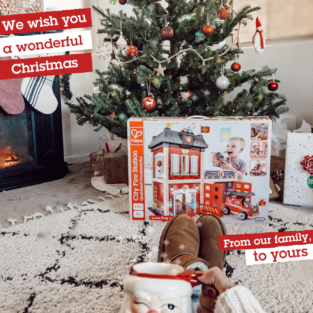 Our family wishes you a wonderful and beautiful Christmas!
#hapetoys #woodentoys #playlovelearn 📸by: <a href="/neon/">neon</a>.be