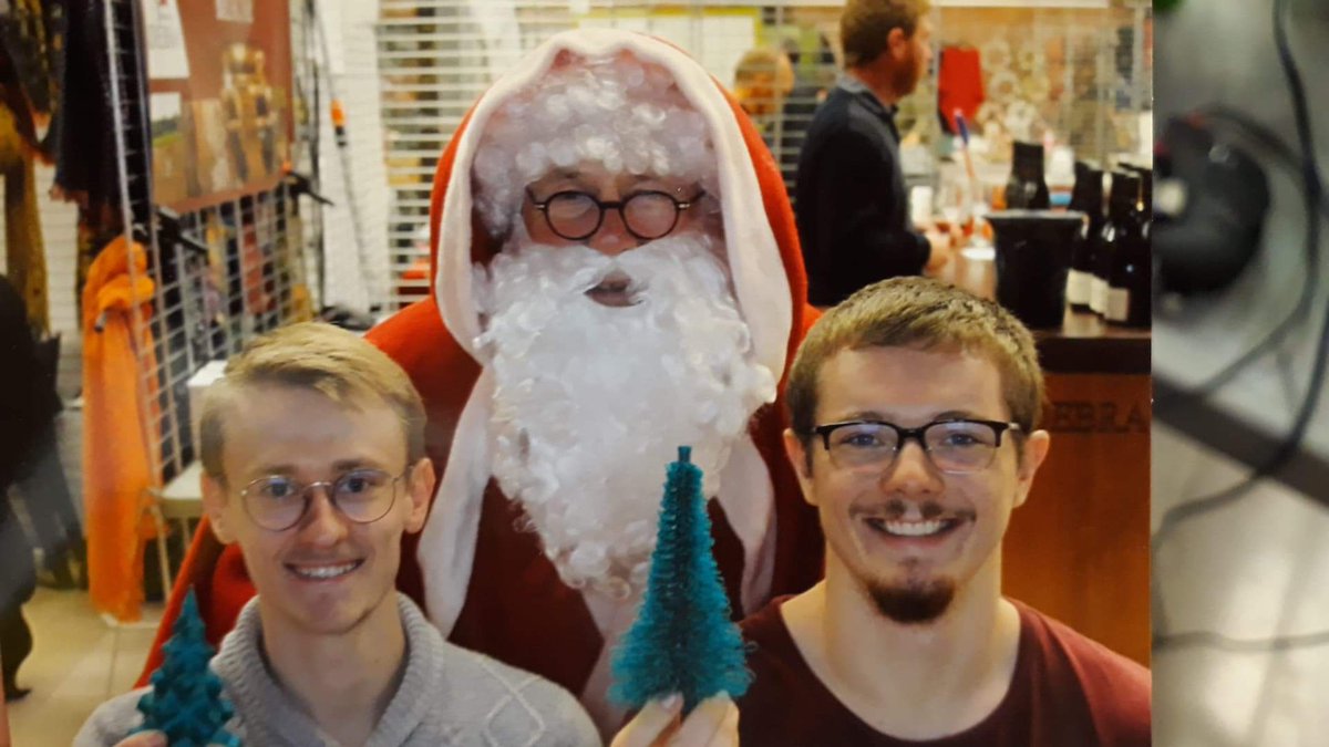 SudriAdditive's tweet photo. L'équipe de Sudriadditive, vous souhaite un joyeux Noël et de joyeuses fêtes. https://t.co/yqf01zuw3U