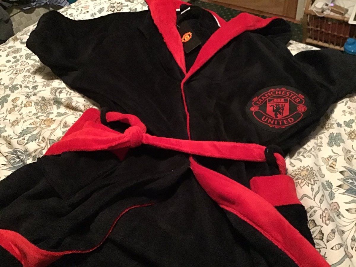 francisbilardi's tweet photo. i got #brandnew manchester united #dressinggown #lastfridaygone i ❤️ and finally yesterday #brandnewnike #nswdownfill jacket #runninginwinter and #needthemfortraining and #matchday2020👍 I believe in positive in thinking.🤔 https://t.co/nSJEmBPn1b