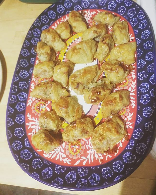 DCarr_Designs's tweet image. Cooked my Delia Smith inspired rustic/artisan/scruffy sausage rolls. Yummy and look so much better on this gorgeous dish, thank you Charlotta xxxx ift.tt/2Sj2RXI