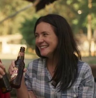 meredeathgreys's tweet image. ✨Adriana esteves sorrindo e fechando os olhos pra iluminar sua tl✨