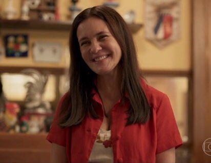 meredeathgreys's tweet image. ✨Adriana esteves sorrindo e fechando os olhos pra iluminar sua tl✨