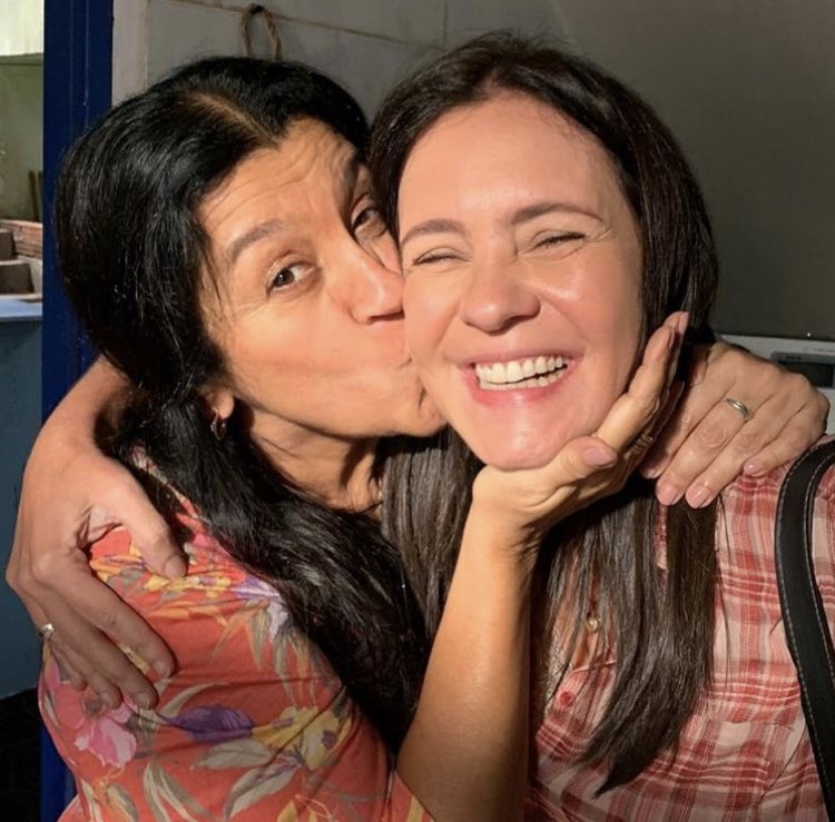 meredeathgreys's tweet image. ✨Adriana esteves sorrindo e fechando os olhos pra iluminar sua tl✨