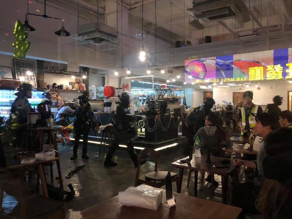Will5267's tweet photo. 2019 Xmas- #HK totally collapsed
Riot police use the excuse of “many umbrellas inside and can use as weapon” rush into a cafe.  And use pepper spray to attack the citizen What is the concept of private property? 

#ChristmasEve 
#HKPoliceTerrorism 
#HKPoliceState https://t.co/tQ04yiiWoV