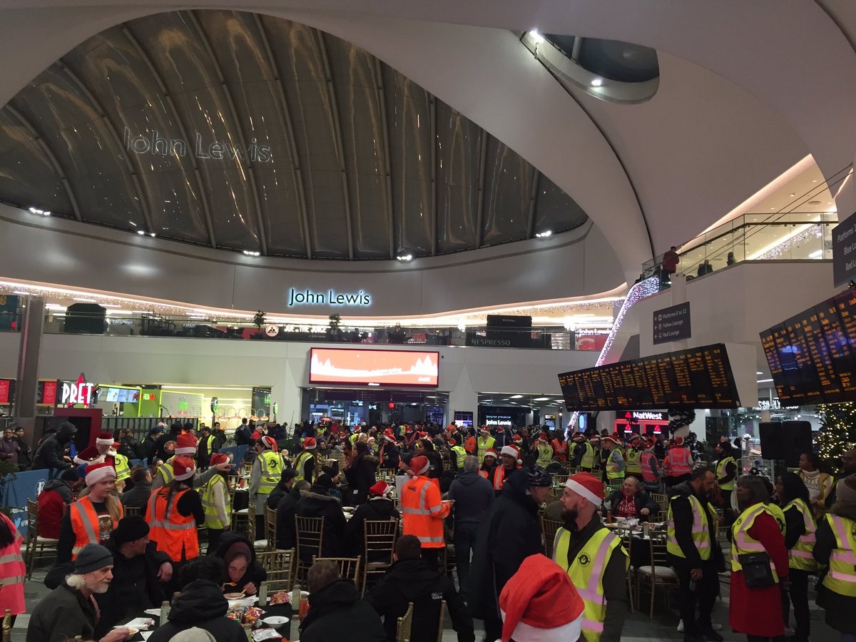 NetworkRailBHM's tweet image. Our 2019 #ChristmasEve banquet for homeless and vulnerable people in full swing @MidlandLangar