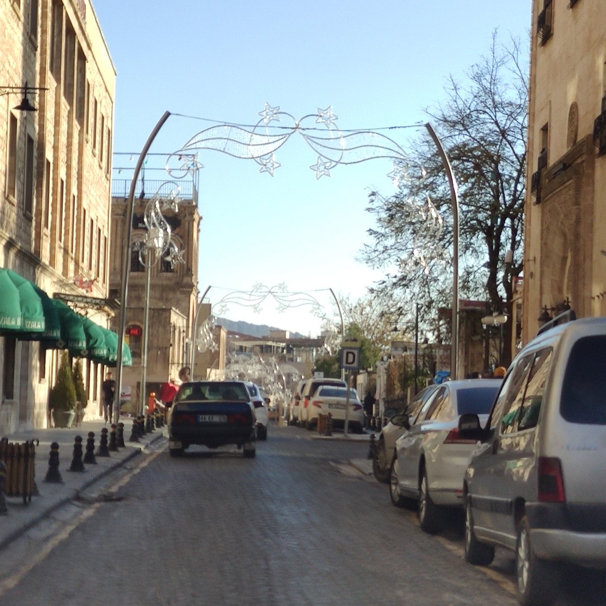 Şehri güzelleştirme adına yapılan kötülük herkes tarafından aşikâr iken bu zulüm neden yapılır bilemedim. "Kendinde" güzel olana yapılan, gücünü bizatihi yine kendi varlığından almayan, her ek var olanı çirkinleştirmekten başka bir şey olamaz.