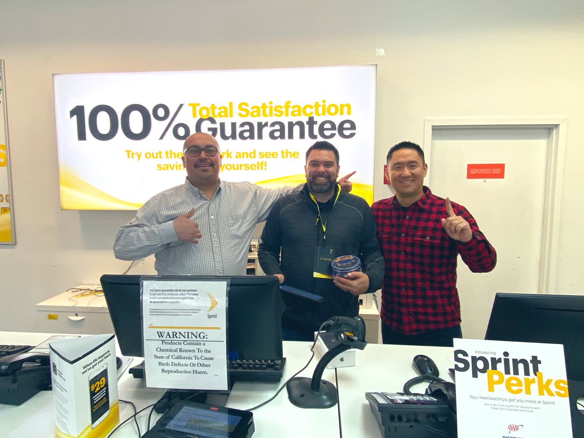 JamesLeeWW's tweet photo. Swedish cookies are for closers! Caught these two living the customer experience DNA 🧬 of #SprintFam Anthony &amp; Abel rocks! https://t.co/TJEPSKWaI4