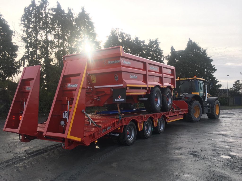 BroughanTrailer's tweet photo. @broughantrailers Wishing you all a very happy Christmas & peaceful New Year from all at Broughan Engineering (thanks to Brady Agri for photo) #broughantrailers #bradyagri #broughan #wherequalitycomesfirst #marketleader #irelandspremiertrailermanufacturer https://t.co/LtgVwaEsFm