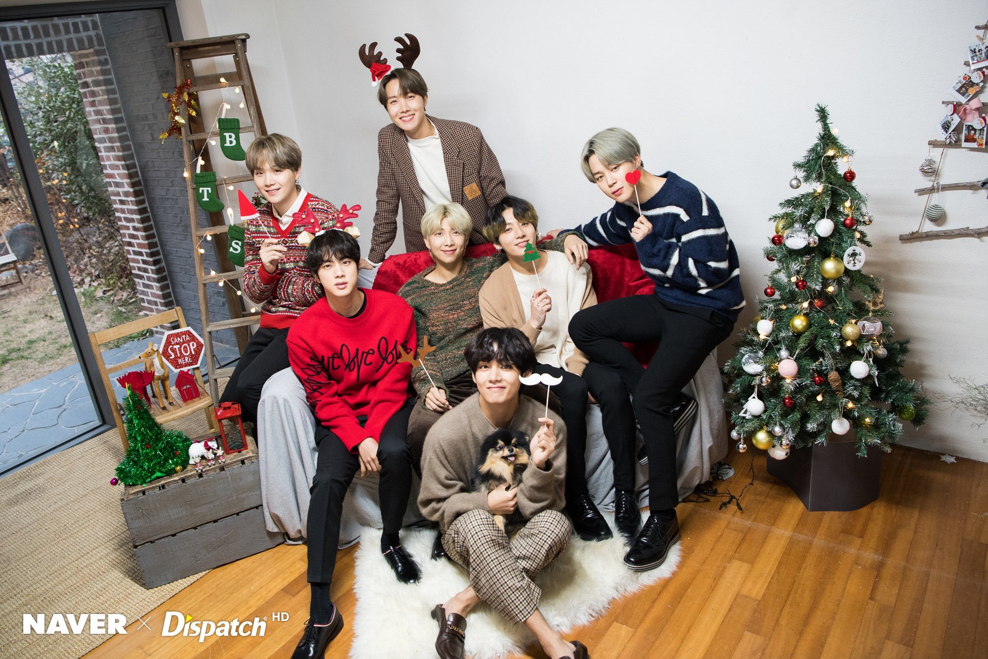 BTS Bersama Dispatch Merilis Foto Spesial Natal untuk ARMY