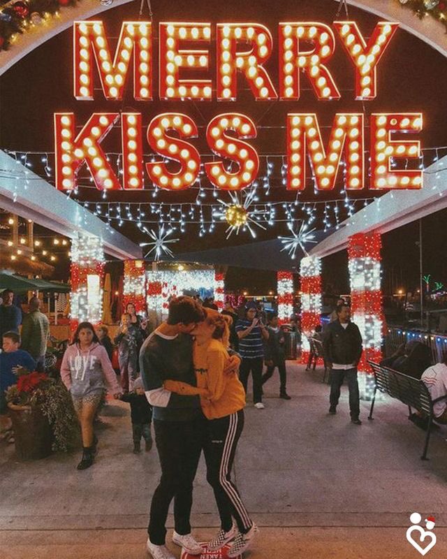 EzraLetoArms's tweet image. 23 de diciembre 🎄

—Visten a @LetxWay con algo muy navideño y salen en familia al parque para la encendida del árbol. Una vez ahí, Ezra se toma una foto con @LilWayWxtsxn bajo una decoración del parque, y luego caminan hacia el punto de reunión.—