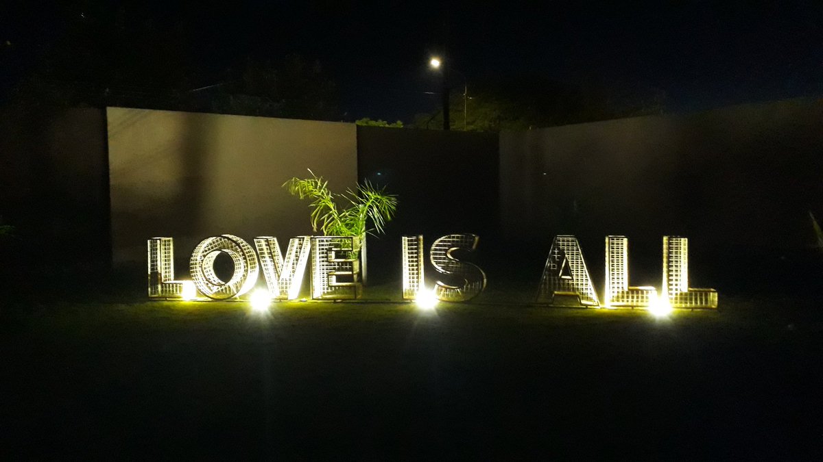 El amor es todo, vivamos en paz y que todo lo bueno lleguen en estas fiestas para cada uno de ustedes! Los esperamos desde las 00:01am para pasar una noche increible! #AreYouReady #Espacio•GLOW• #RedBull