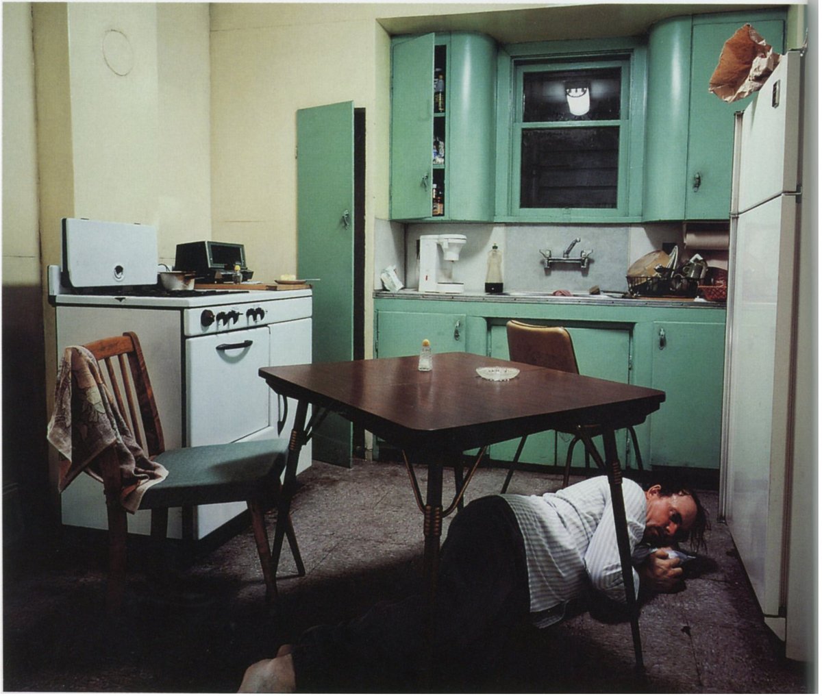 れみまるたん Masakotoda 一番下のjeff Wallは表紙が緑なので緑の本に入れました 全部セッティングで撮るコンストラクト系の作家ですが 理論家でもあり きっちり写真史を学んで 写真らしさ の落とし穴をつくような作品を作ります 明快で授業でも使い