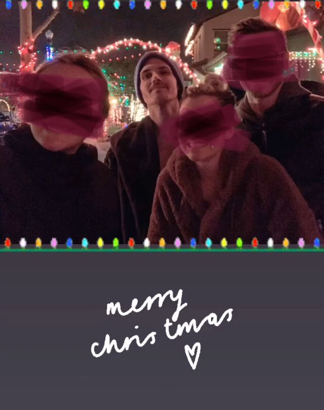 MikeyFWayB's tweet image. Diciembre 23

—Mientras esperaba junto a @ztxned a que encendieran el árbol navideño se toman fotos con Ezra y Charlie, que estaban ya en  el evento.—